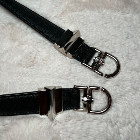 Givenchy Antigona Small Top Handle Bag in Grained Leather - Black - Picture 8 of 10